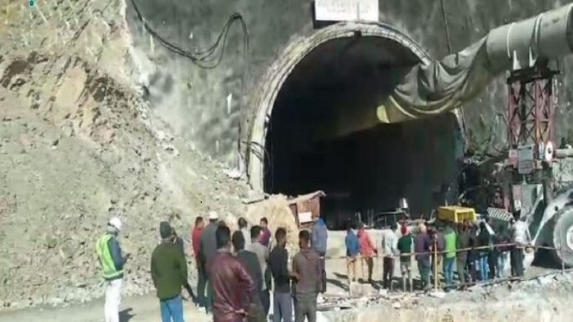 भत्किएको सुरुङमा फसेका ४१ कामदारको उद्धारमा कठिनाई नयाँ सुरुङ बनाउँदै भारत 